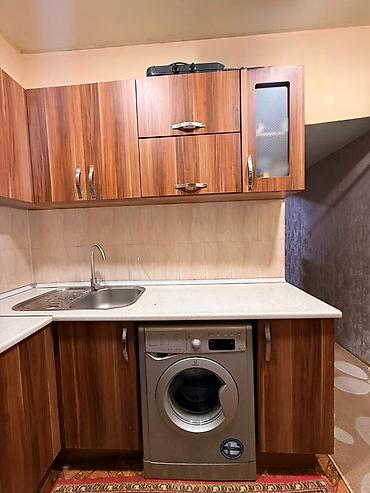 tel masa: Mətbəx mebel dəsti – L formalı, ağ iş masası və qoz rəngli fasadlar - — 5