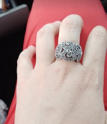 продам кольцо с бриллиантом: Продам кольцо серебро новое с камушками. тяжелое массивное