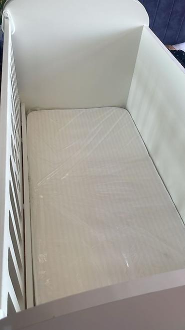 ortopedik yastık: Ağ rəngli çoxfunksiyalı beşik-dolap kombini - Material: MDF/laminat — 4