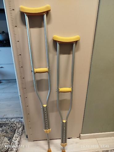 Пара подмышечных костылей с регулировкой роста. - Материал: легкий