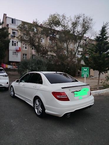 dayun 250: Mercedes-Benz C-Class sedan (C250 emblemli), ağ rəng. Xüsusiyyətlər — 4