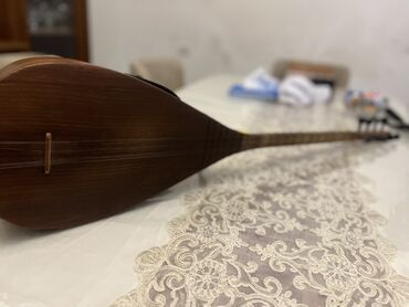 Fleytalar: Tünd qəhvəyi rəngdə olan, simli, uzunboğaz tar. Evdə və ya musiqi