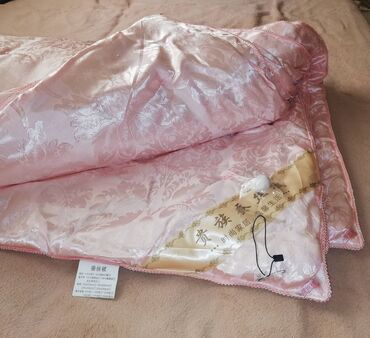 наполнитель для одеяла: Продаю новое двуспальное шелковое одеяло. Цвет: пудровый розовый