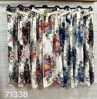 sat raketa: Široke pantalone za punije dame sa floralnim printom. - Model: široke — 2