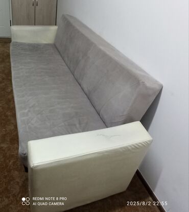 функциональные кровати для дома: Прямой диван-кровать с подлокотниками, выполненный в светлых тонах