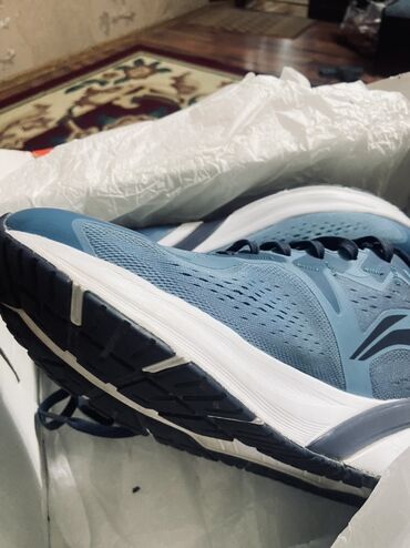 у настоящей женщины должна быть сумка: Адрес: Ош Продаю кроссовки Li-Ning 👟 	•	Размер: 42 	•	Цвет: синий