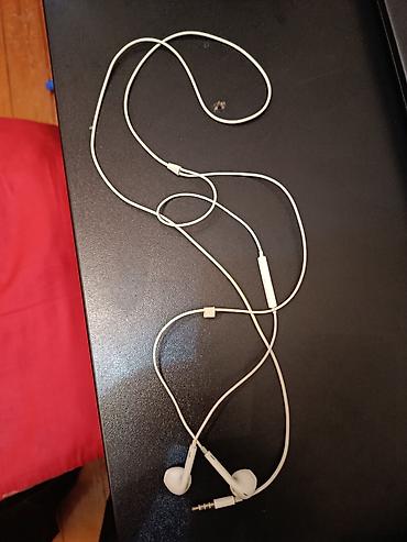 Qulaqcıqlar: Ağ naqilli qulaqcıq, 3.5 mm AUX jacklı model. Xüsusiyyətlər: - 3.5 mm — 2