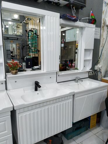Ağ rəngli, keramik lavabo və şkaf dəsti. Bu dəstə lavabo altındakı iki