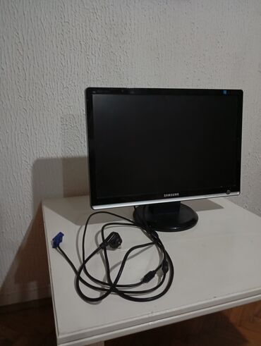 Monitor, tastatura, mis I podloga