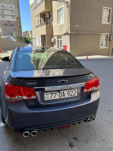 cruze purjun: Avtomobil qadın tərəfindən idarə olunub, səliqəli saxlanılıb. Mühərrik — 5