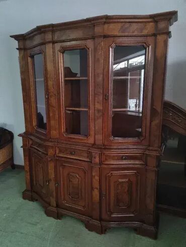 Stilske vitrine: Prelepa vitrina. Odlicno stanje. Visina 220cm Sirina 190 cm Dubina 45 na lalafo.rs — 12 Stilske vitrine: Prelepa vitrina. Odlicno stanje. Visina 220cm Sirina 190 cm Dubina 45 — 12