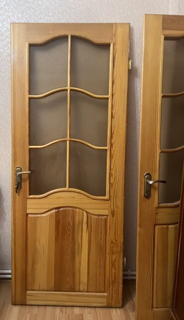 Otaq qapıları: Şüşəli, taxta qapı. Ev və ya ofis üçün uyğundur. Taxta materialdan