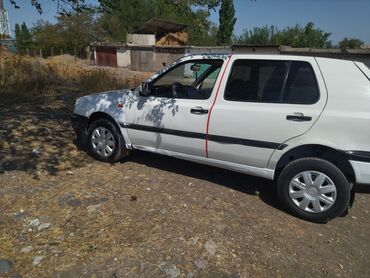 женские авто: Белый хэтчбек Volkswagen Golf III с четырьмя дверями, предназначенный