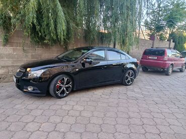 шеврале жентра: Автомобиль Chevrolet Cruze черного цвета, в кузове седан. Салон обшит