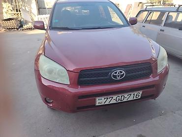 rav 4: Toyota RAV4 – qırmızı gövdə rəngi, arxa qapıda ehtiyat təkər örtüyü — 6
