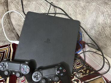 PS4 (Sony PlayStation 4): Продаю PlayStation 4 прошитую слим на 500 гб с 2 джойстиками и со