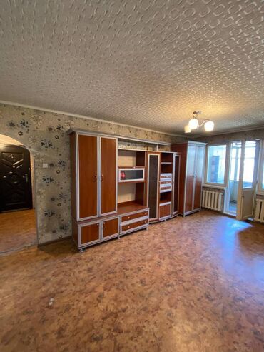 токмок продажа дома: 3 бөлмө, 64 кв. м, 104-серия, 4 кабат, Эски ремонт