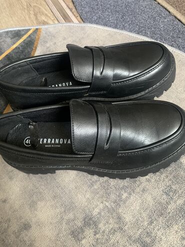 ботинки на танкетке: Туфли 40, цвет - Черный