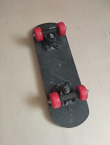 skeytbord: Mini skeytbord (barmaq skeyti/tech deck tipli) – qara gövdə və qırmızı — 2