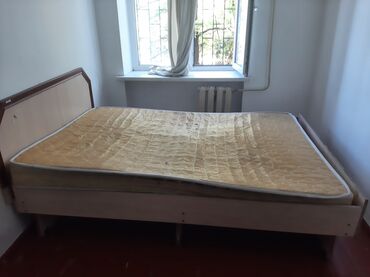 аристократ мебель: Две кровати с матрацем. требуют реставрации. по 1500 сом каждая