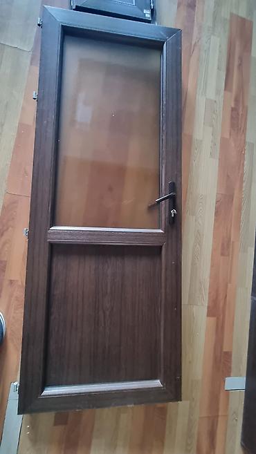 islenmis plastik qapi: PVC qapı dəsti – şüşəli, tünd ağac tekstura - Material: PVC profil — 1