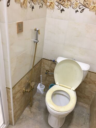 Ofislər: Gəncə şəhərində Mərkəzdə İcra hakimiyyətinin qarşisindaki kucede — 8