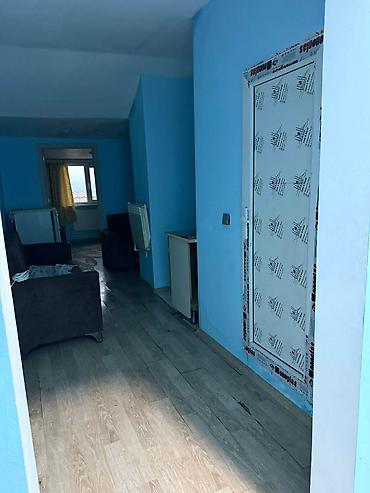 Mənzillər: 1 otaqlı mənzil (studiyaya yaxın plan) – mərkəzi istilik radiatorları — 4