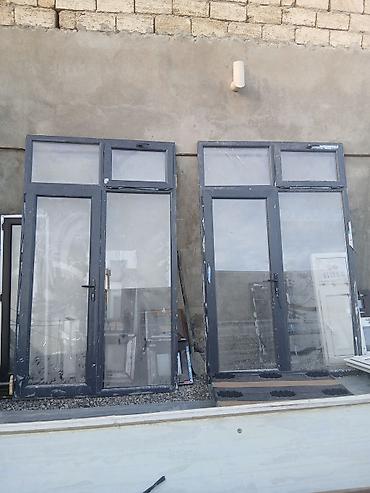 şüşə qapi: 4 ədəd böyük ölçülü plastik qapılar satılır.ölçüləri 3 ü eynidi.eni — 1