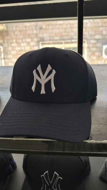 Шапки: Бейсболка с логотипом команды New York Yankees или Los Angeles Lakers