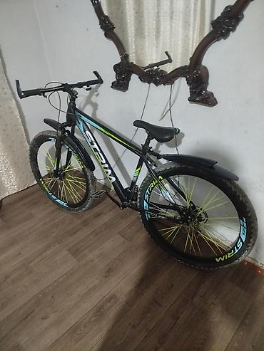 velosiped kreditle satisi: STRIM markalı dağ tipli velosiped. Qara rəngli korpus mavi və sarı — 1