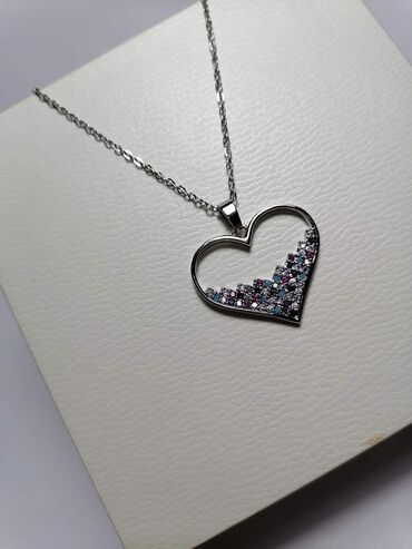 Ogrlice: Nakit, hiruški čelik
Cena 1100din — 3