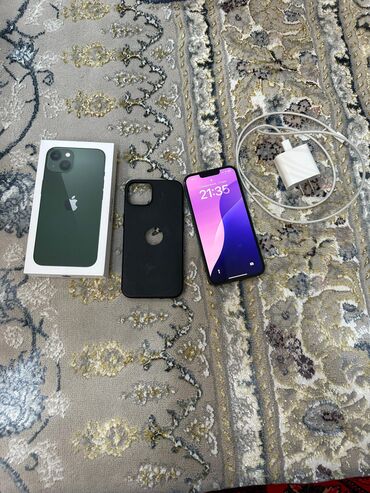 Apple iPhone: IPhone 13, Б/у, 256 ГБ, Зарядное устройство, Защитное стекло, Чехол, 78 %