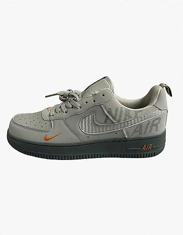 sapa u srcu: Nike Air Force 1 Low patike – sivi colorway sa narandžastim detaljima — 1