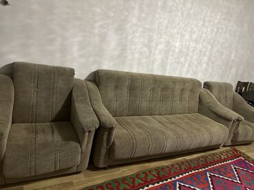 мягкая мебель бу: Комплект мягкой мебели, состоящий из дивана и двух кресел. Обивка