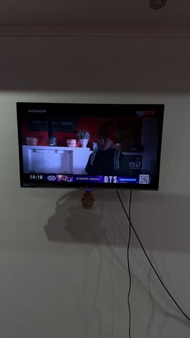 телевизор рекорд smart tv: Телевизор с черной рамкой+крепление+приставка хомлайн, закрепленный на