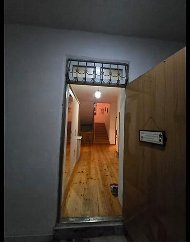 Uzunmüddətli kirayə mənzillər: Çıxarış var Ümumi 261 kv 5 sorta tikilib həyətə 4 maşın rahat girir — 13