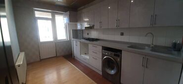 Uzunmüddətli kirayə mənzillər: Bakıxanov(Razin)AKKORD-un binasında 2 otaqlı kirayə verilir. Otaq — 13