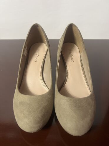 продаю женские туфли: Туфли 37, цвет - Серый