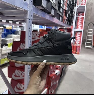 Кроссовки и спортивная обувь: Мужские утепленные кроссовки/ботинки adidas (высокая модель) Супер