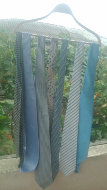 Qalstuklar: Kişi üçün qalstuklar satılır.Heç bir problemi yoxdu.100 %. Qiymeti — 2