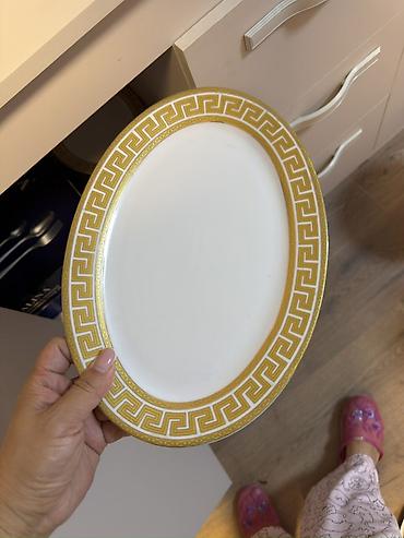 dish sets: Фарфоровый сервиз с золотым греческим орнаментом. На 12 персон — 3