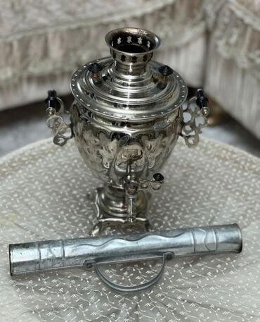 can əti nədir: Klassik metal samovar – dekorativ naxışlı gövdə və parlaq xrom/nikel