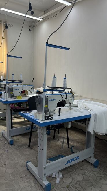 Оборудование для бизнеса: Швейная прямострочная машинка полу автомат в хорошем состоянии
