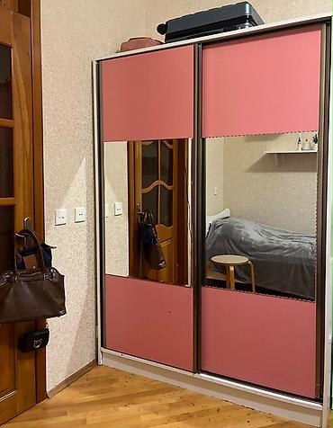 balaca dolab: Güzgülü sürgülü qapılı şkaf Şəkildə yan tərəfdə görünən kiçik — 2