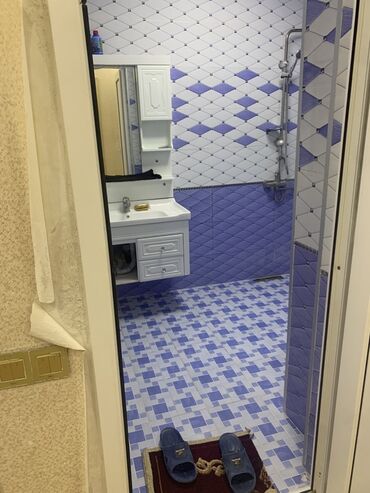 Uzunmüddətli kirayə mənzillər: Mənzilin təsviri - Geniş, işıqlı zal: dekorativ tavan işıqlandırması — 8