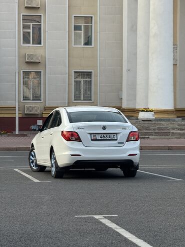 компьютерная диагностика авто купить: Белый седан Dongfeng Aeolus E50 с синими акцентами на переднем