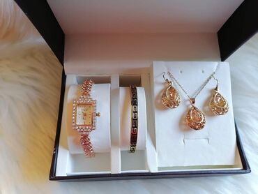 Setovi nakita: Cena 2100din
Bez kutije ide — 17