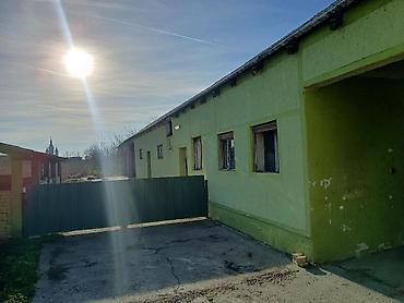 Kupujem kuću: Na prodaju prostrano seosko domaćinstvo sa velikim ograđenim placem i — 6
