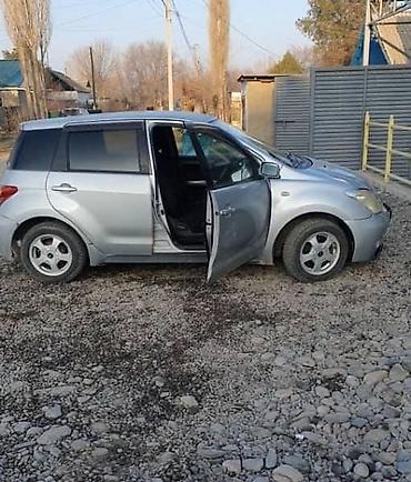 camry 75: Компактный пятидверный хэтчбек серебристого цвета. Основные — 1