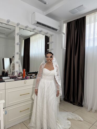 Toy paltarları: Zərif krujeva detalları və uzun ətəyi olan, ağ rəngli gəlinlik — 7